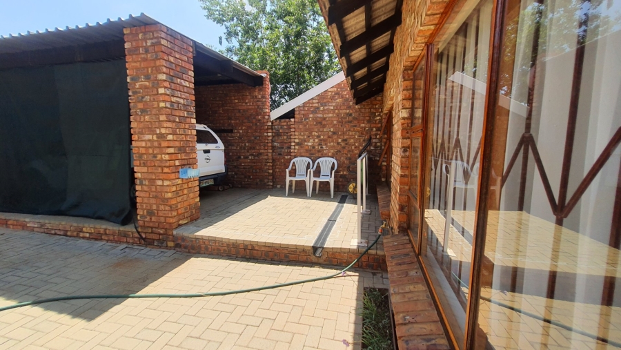 2 Bedroom Property for Sale in Langenhovenpark Free State